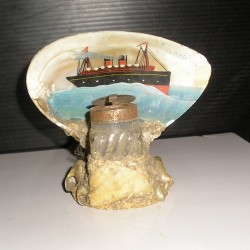 Encrier ancien en coquillage, bateau