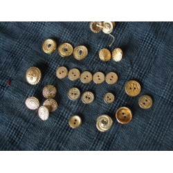 Lot de 32 boutons en métal doré