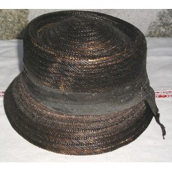 Chapeau ancien noir, en paille