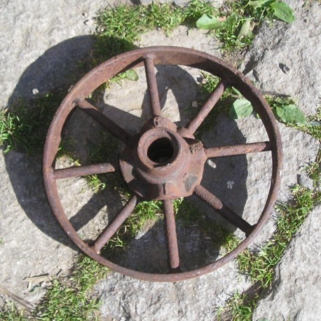 Roue ancienne en fer, matériel agricole ou déco