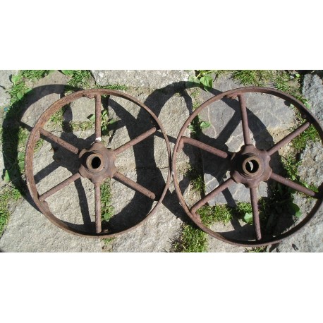 2 roues anciennes en fer,  35cm