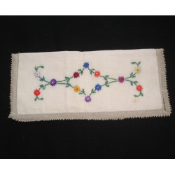 Porte-serviette ancien brodé fleurs