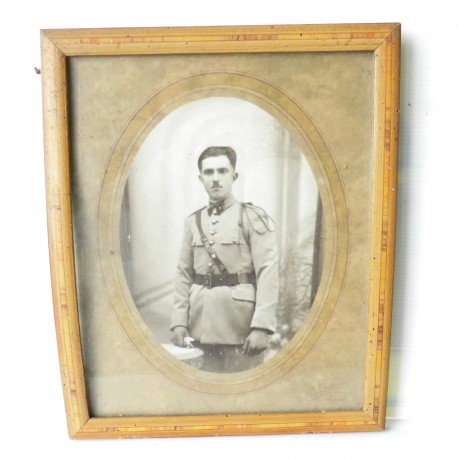 Cadre photo militaire, en bois Signé : Cartier Vincennes