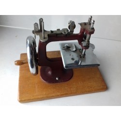 Ancienne petite machine à coudre rouge 20cm