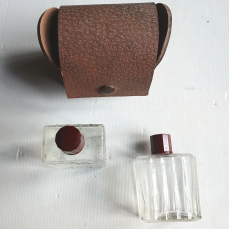 Etui ancien avec 2 flacons.9x8cm, cuir à assouplir