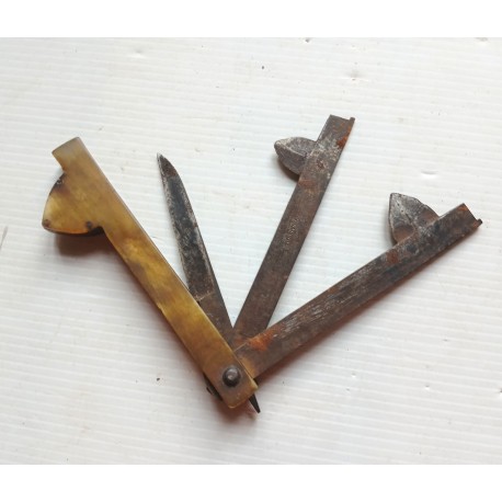Flamme de vétérinaire ancienne, 3 lames, "Pelaudeix", couteau de saignée, en corne.