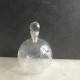Petit flacon ciselé art déco avec bouchon à facettes. hauteur 11cm