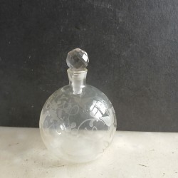 Petit flacon ciselé art déco avec bouchon à facettes. hauteur 11cm