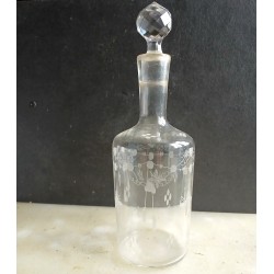 Flacon ciselé art déco avec bouchon à facettes. hauteur 20cm