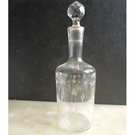 Flacon ciselé art déco avec bouchon à facettes. hauteur 20cm