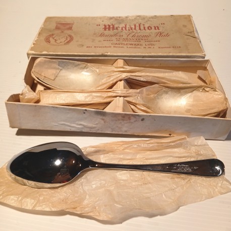 Boite de 6 cuillers à dessert neuves