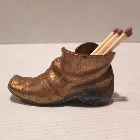 Petite bottine en métal