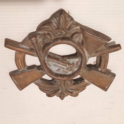 Plaque insigne FUSILS  croisés et COR DE CHASSE, en bronze