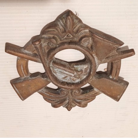 Plaque insigne FUSILS  croisés et COR DE CHASSE, en bronze