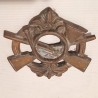 Plaque insigne FUSILS  croisés et COR DE CHASSE, en bronze
