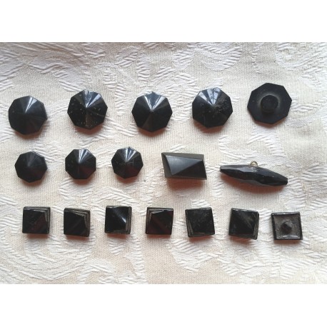 LOT de 17 boutons anciens vintage , mercerie. 10-20mm