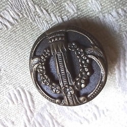 Joli bouton métal ciselé art déco , 20mm