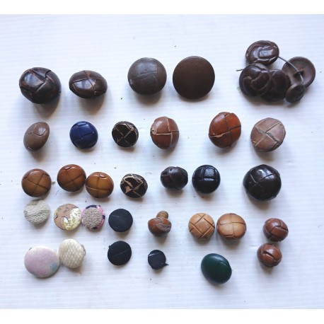 LOT de 30 boutons anciens vintage , cuir simili tissu,  mercerie