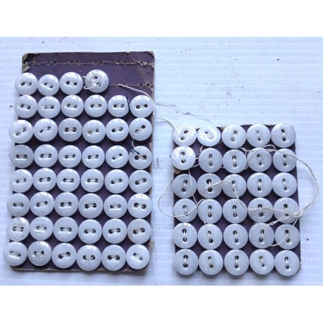 Petits boutons en céramique sur leur plaque, mercerieie