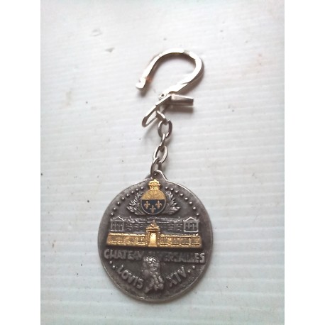 Porte clé Chateau de Versailles 1957, cinquantenaire du restaurant LE LONDRES