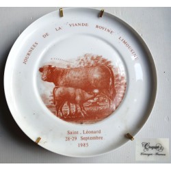 Assiette commémorative "Journées de la viande bovine Limousine 1985" , ST LEONARD DE NOBLAT, porcelaine COQUET Limoges. 25cm