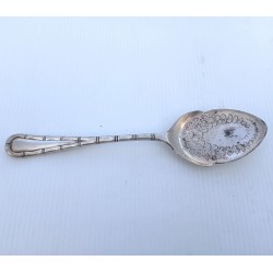 Cuiller plate ciselée