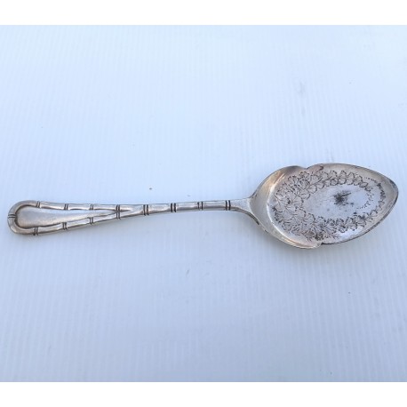 Cuiller plate ciselée