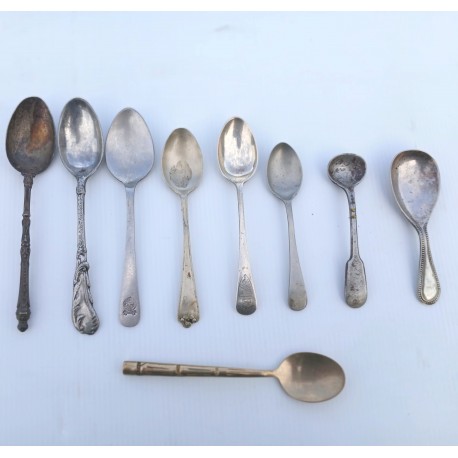 LOT de 8 petites cuillers différentes