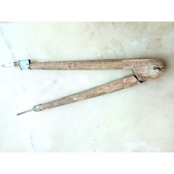 Grand compas ancien en bois, gravé JF, craie ou crayon