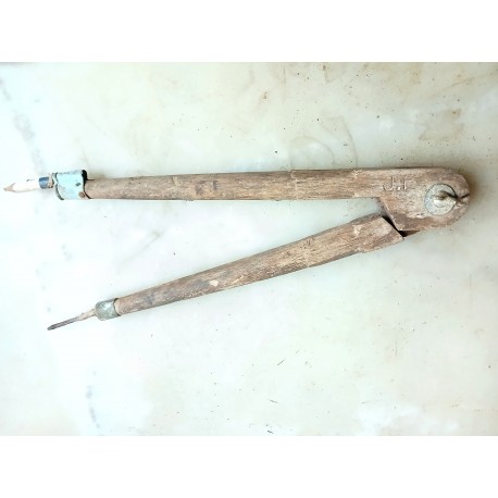 Grand compas ancien en bois, gravé JF, craie ou crayon
