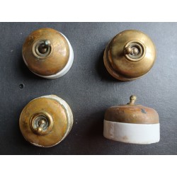 4 interrupteurs en porcelaine et laiton, matériel électrique ancien