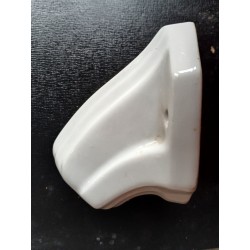 Applique ancienne en porcelaine blanche. 10x8cm