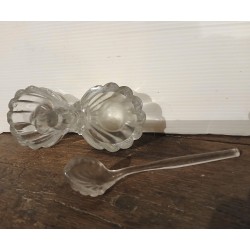 Ancien saleron poivrier en verre épais avec cuiller, serviteur, art déco.