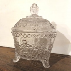 Bonbonnière/sucrier tripode en verre épais sculpté ancien.