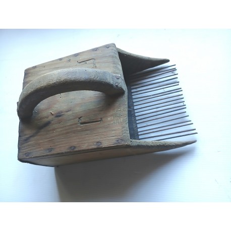 Peigne à myrtilles ancien.