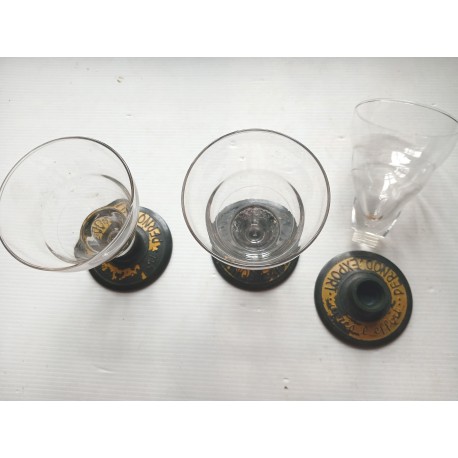 3 verres PERNOD EXPORT après le réconfort, se dévissant.