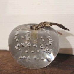 Presse papier en  verre et bulles controlées, motif pomme