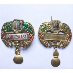 Insignes épinglettes BON POUR LES FILLES, militaria-broche ancienne un non écrit