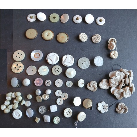 Lot(s) de boutons anciens blancs