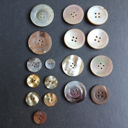 LOT de 17 boutons anciens en nacre