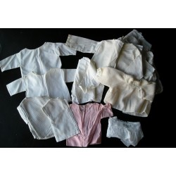 Lot de 21 brassières  anciennes de bébé