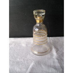 Carafe ancienne, filets or, forme cloche