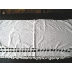 Tissu brodé, napperon ancien 1.24m