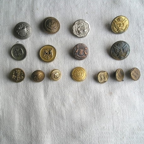 Lot de 15 boutons anciens, métalliques, motifs blasons