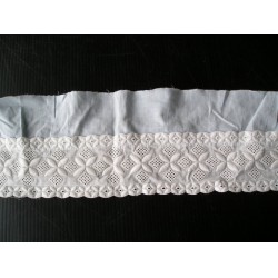 Dentelle brodée ancienne  70cm