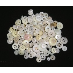 Lot de boutons anciens  en opaline blancs ou en nacre