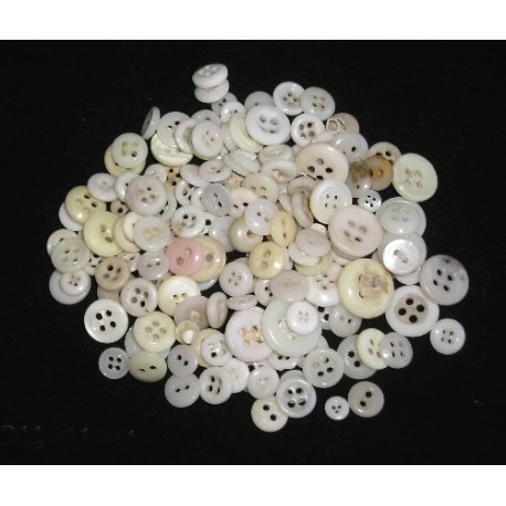 Lot de boutons anciens  en opaline blancs ou en nacre